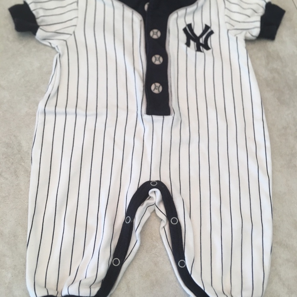 Never Worn Majestic Yankees Onesie size 6-9 months